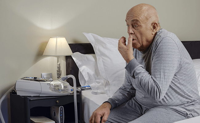 COPD-istuva-yskivä-mies-ei-invasiivinen-hengityshoito