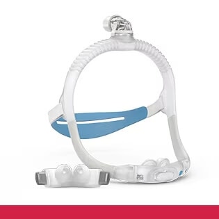 ResMedin AirFit P30i sierainmaski kulmittain edestä kuvattuna.