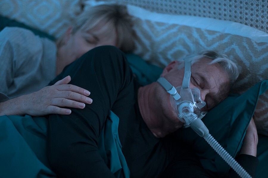 pieni hiljainen kokokasvomaski - uniapnean hoito - ventilaatiohoito - ResMed AirFit F30
