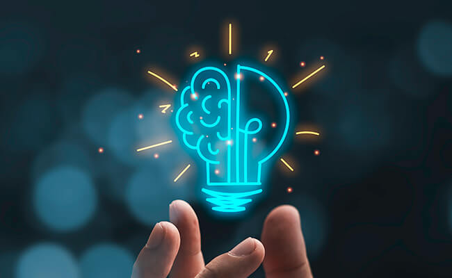 Sormet kannattelevat tieteellistä innovaatiota edustavaa, kuvan päällä olevaa hehkulamppupiirrosta.