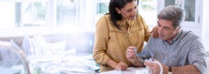 wife-husband-examinating-AirFit-N30-nasal-mask